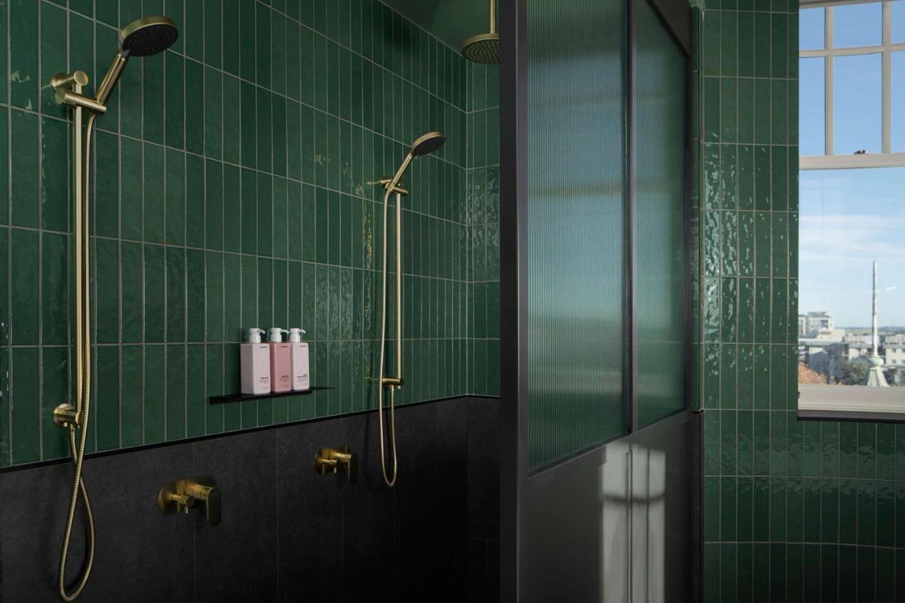 Hotel Qt Newcastle Zewnętrze zdjęcie Bathroom with shower