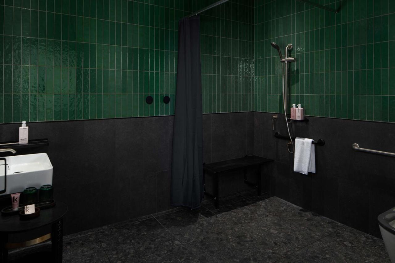 Hotel Qt Newcastle Zewnętrze zdjęcie A shower with a shower curtain