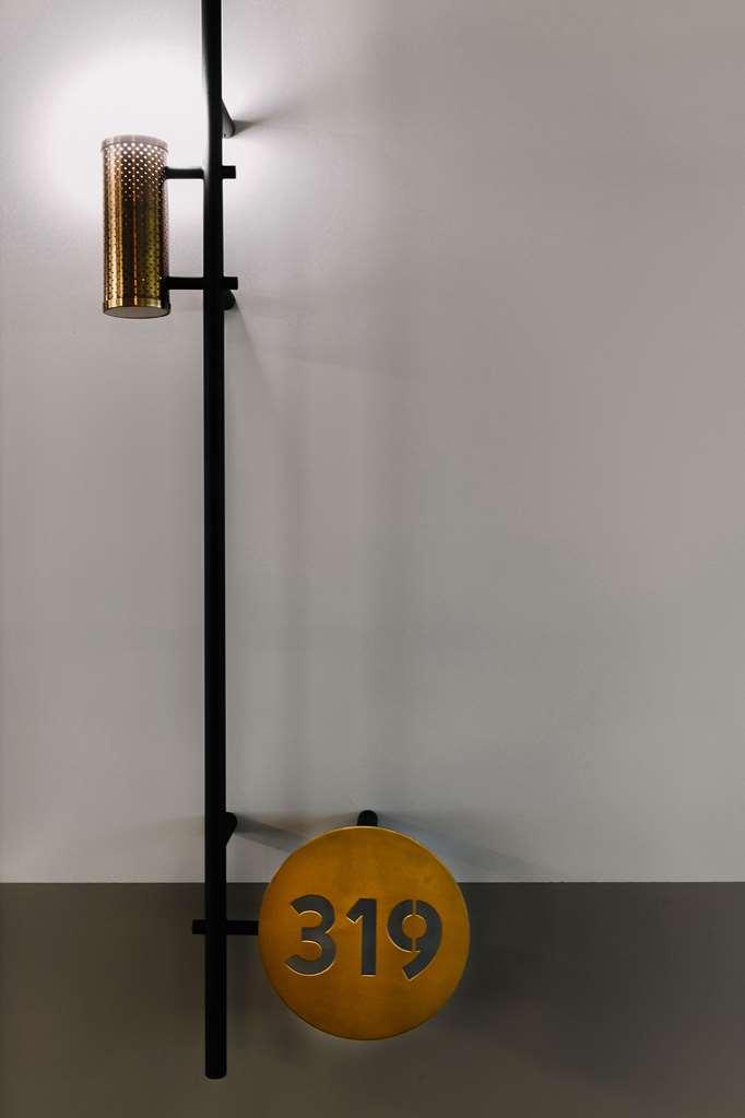 Hotel Qt Newcastle Pokój zdjęcie A candle clock