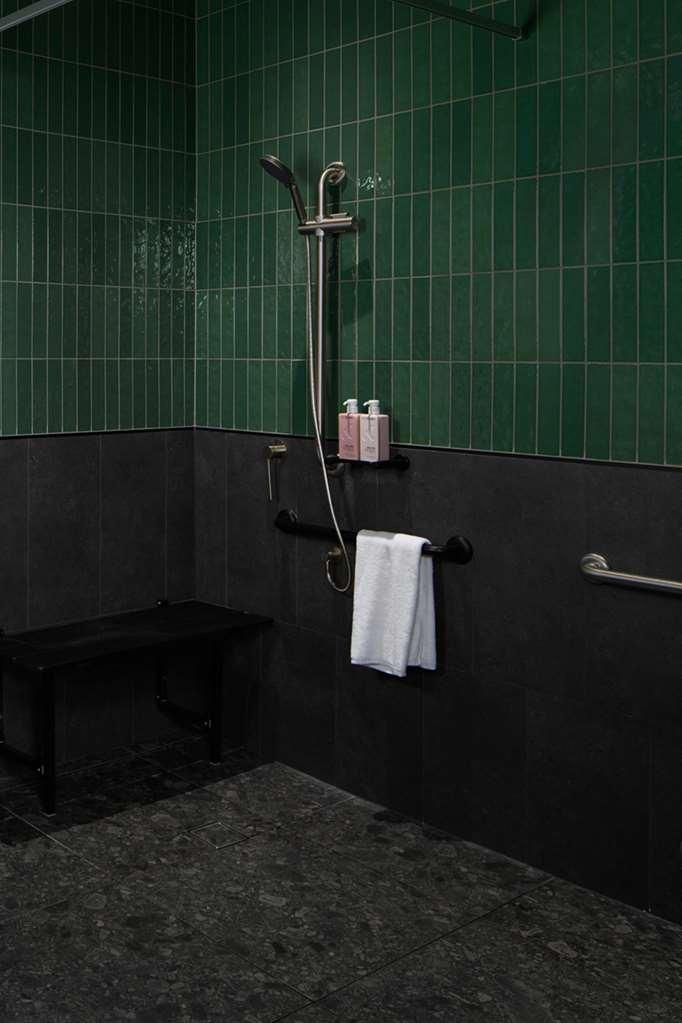 Hotel Qt Newcastle Zewnętrze zdjęcie A shower in a Japanese onsen